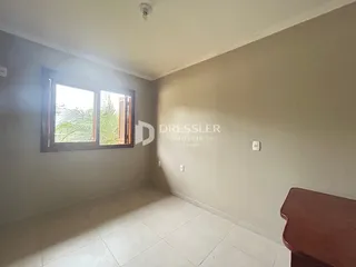Ambiente interno com piso de cerâmica e janela.