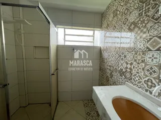 Foto de um banheiro com revestimento de azulejos e banheira.