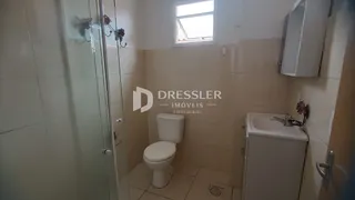 A foto mostra o interior de um banheiro com piso cerâmico.