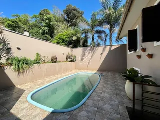 Área externa com jacuzzi em um quintal.