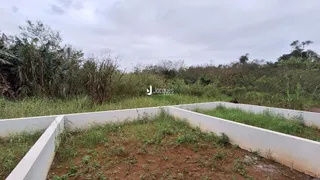 Vista da propriedade com cerca de contenção em terra.