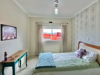 Quarto com cama e janela em um imóvel no Brasil.