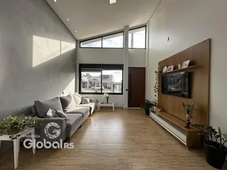 Sala de estar com piso de madeira e decoração moderna.