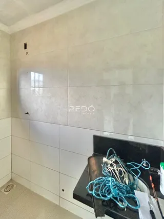 Parede interna com revestimento cerâmico em um imóvel.
