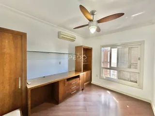 Vista interna de uma sala com armários e janela em Lajeado.