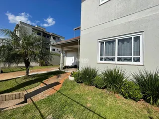Exterior da fachada de uma casa em Lajeado com jardim e calçada.