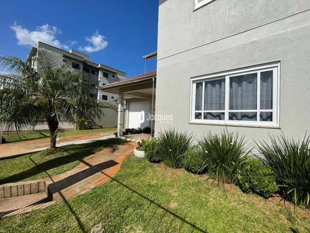 Exterior da fachada de uma casa em Lajeado com jardim e calçada.