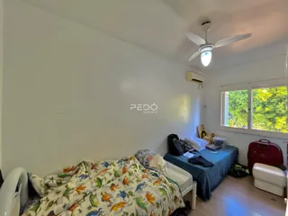 Quarto com cama e janela em imóvel no Brasil.