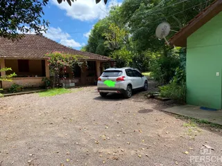 Fachada de uma residência em Lajeado, Brasil, mostrando a entrada com área de terra.