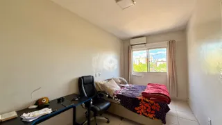Quarto com cama e janela em um apartamento.