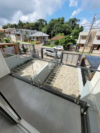 Vista de uma área externa pavimentada com piso de cerâmica em Lajeado.