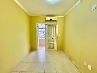 Hall de entrada com piso de cerâmica e paredes amarelas.