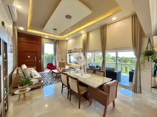 Sala de estar e jantar de uma residência moderna com vista para o exterior.