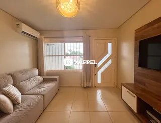 Sala de estar com sofá e janela de grande porte.