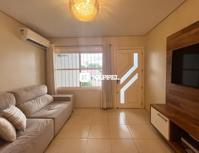 Sala de estar com sofá e janela de grande porte.
