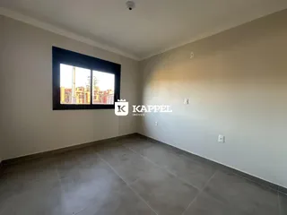 Foto de um cômodo interno com piso de cerâmica e uma janela.