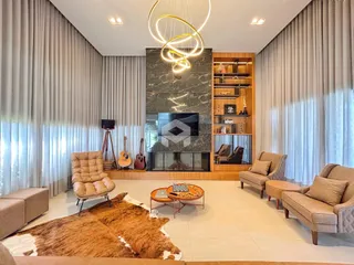 Sala de estar moderna com lareira e decoração de madeira.