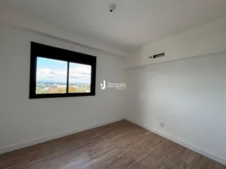 Sala de estar com grande janela de vista para a paisagem.