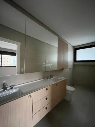 Foto de um banheiro com bancada e vaso sanitário em um imóvel.