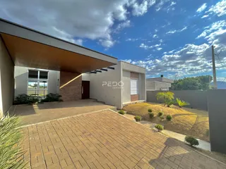 Fachada de uma residência em Lajeado, Brasil, com área externa pavimentada.