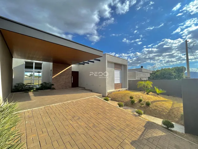 Fachada de uma residência em Lajeado, Brasil, com área externa pavimentada.