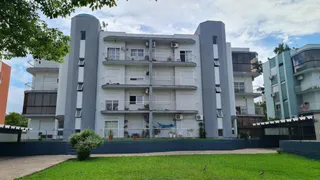 Fachada de um prédio residencial em Lajeado, Brasil, com vários terraços e varandas.