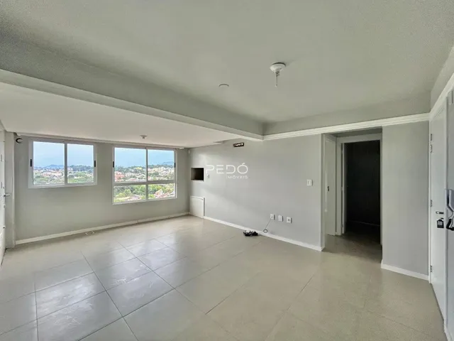 Ambiente interno de uma sala ampla com piso de cerâmica e vista para a paisagem.