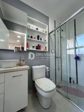 Foto de um banheiro interno com vaso sanitário e pia.