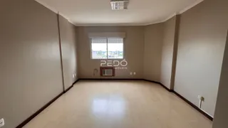 Imagem de uma sala de estar com piso de madeira clara e grande janela.