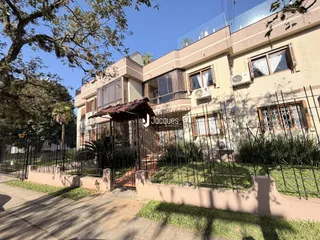 Fachada de um imóvel residencial em Lajeado, Brasil, com cerca e jardim.