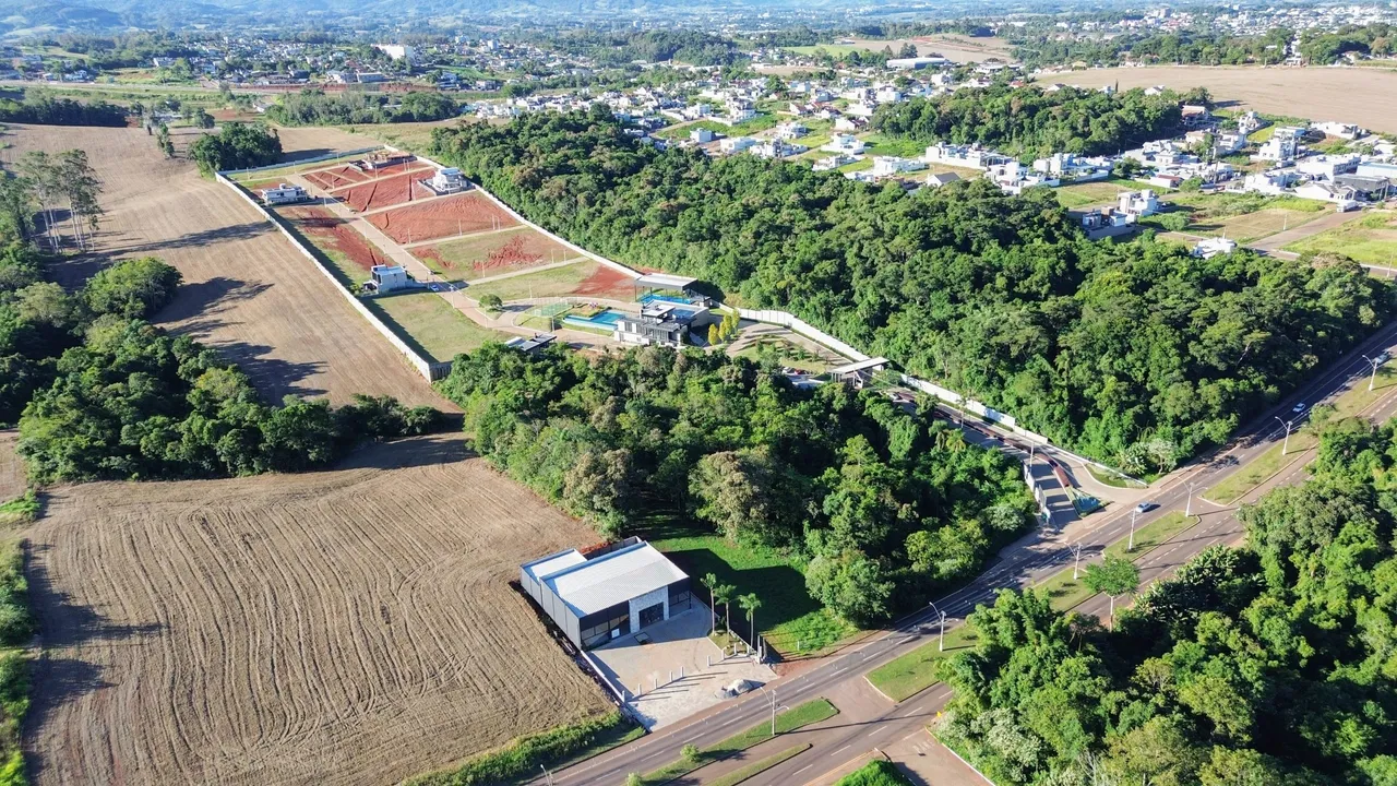 Vista aérea de uma propriedade com áreas de campo e vegetação na região de Lajeado.