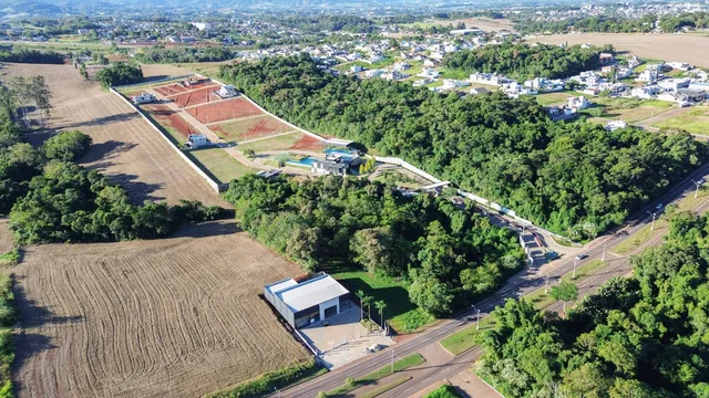 Vista aérea de uma propriedade com áreas de campo e vegetação na região de Lajeado.