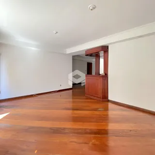Ambiente interno com piso de madeira polida.