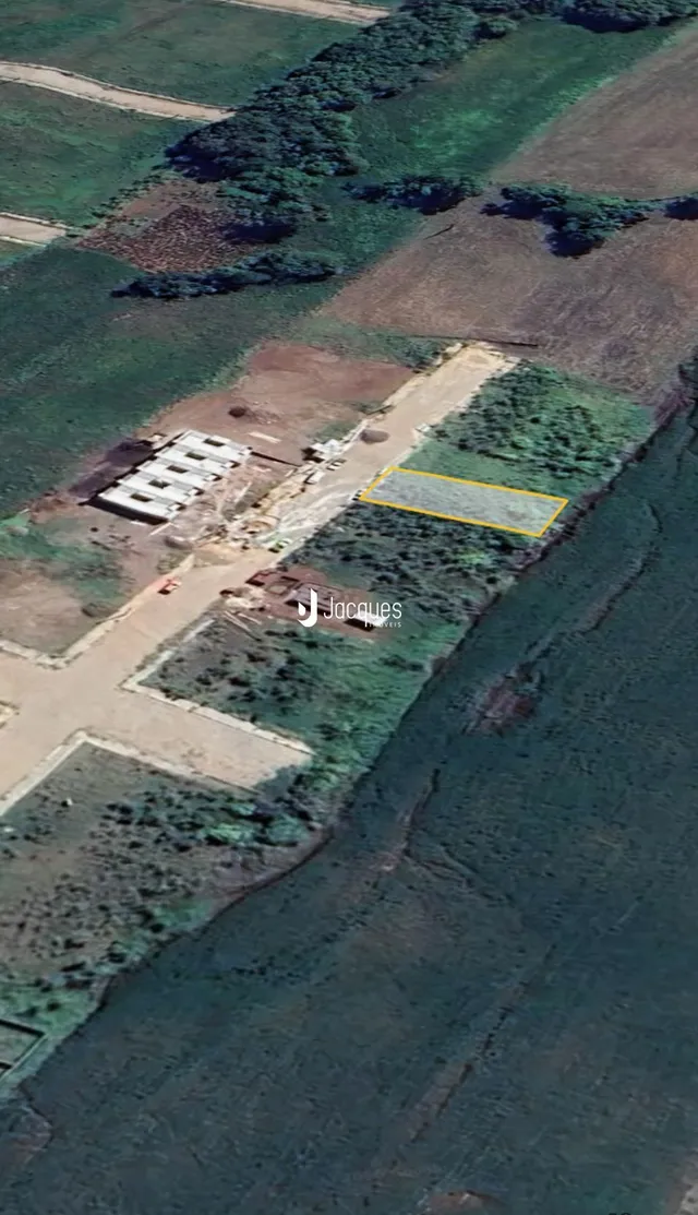 Vista aérea de uma propriedade rural em Lajeado, Brasil, mostrando campos e estruturas.