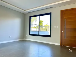 Sala de estar com grande janela de vidro.