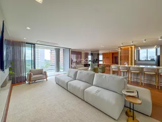 Sala de estar ampla com vista para a paisagem urbana.