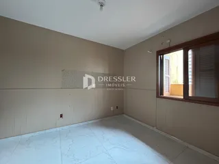 Ambiente interno de uma sala com piso de porcelanato claro.
