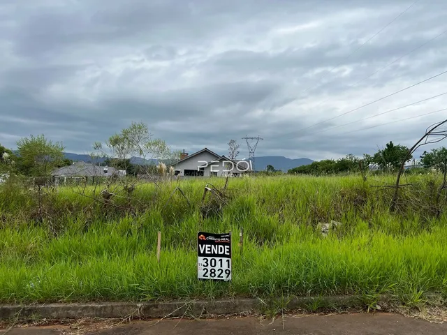 Vista da fachada de uma propriedade em Lajeado, Brasil, cercada por vegetação alta.
