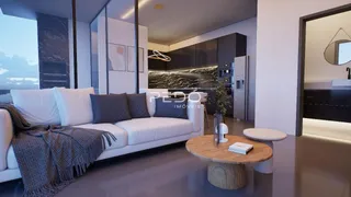 Sala de estar moderna com sofá branco e cozinha escura.