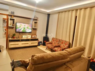 Sala de estar com sofá e lareira em um imóvel no Brasil.