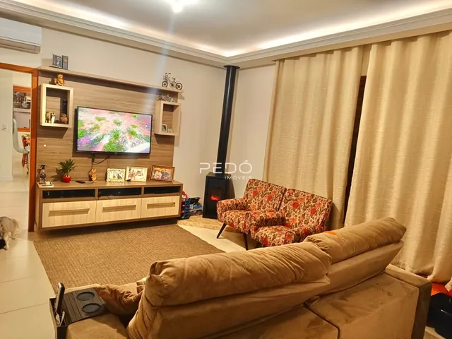 Sala de estar com sofá e lareira em um imóvel no Brasil.