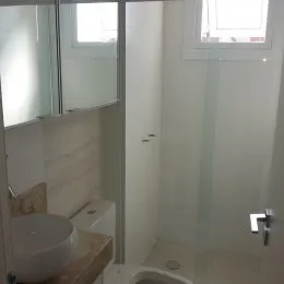 Foto de um banheiro interno com pia e espelho.