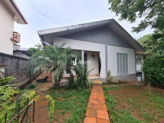 Fachada de uma casa em Lajeado, Brasil, com jardim frontal.