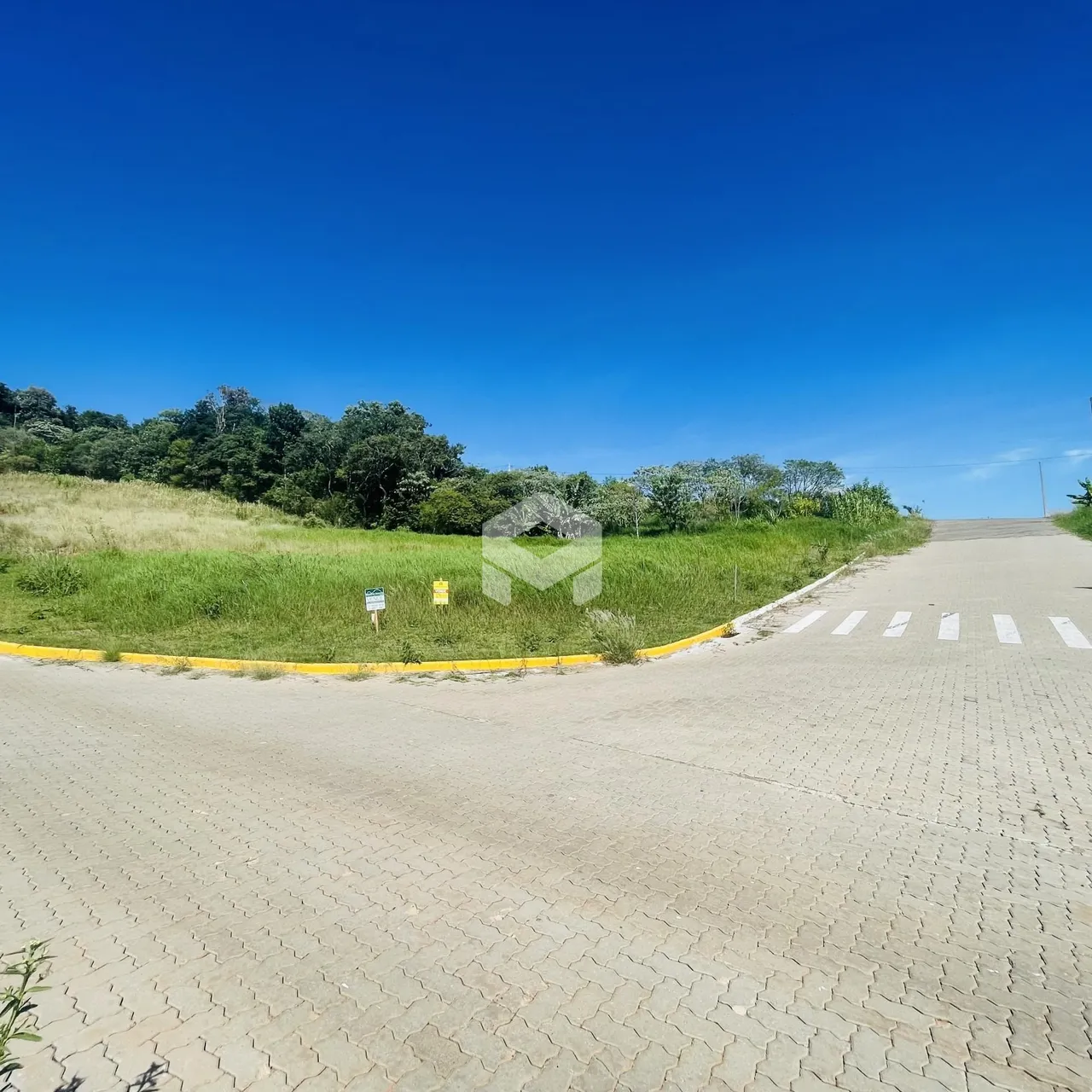 Vista da propriedade com paisagem verde e estrada no Lajeado.
