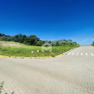 Vista da propriedade com paisagem verde e estrada no Lajeado.