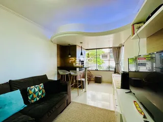 Sala de estar com vista para o exterior em um imóvel em Lajeado.
