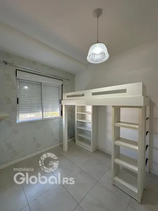 Quarto interno com piso de cerâmica e janela na sala.
