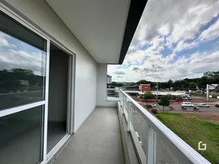 Varanda com vista para a paisagem externa.