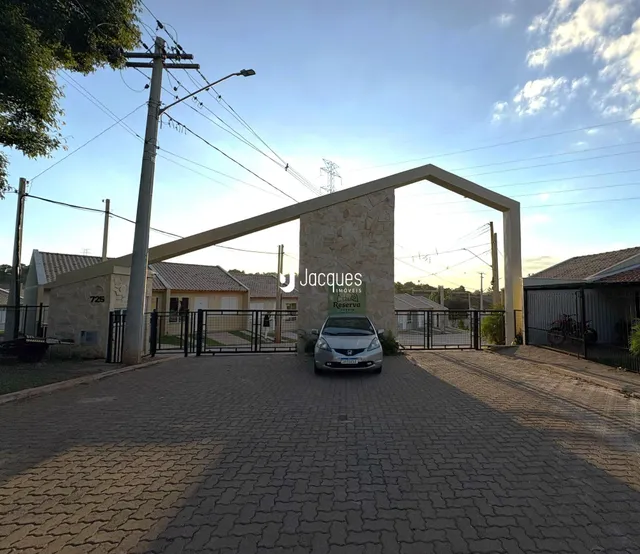 A fachada da propriedade em Lajeado, Brasil, mostra o portão de entrada e a entrada pavimentada.