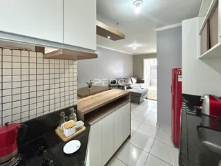 Foto de uma cozinha moderna com armários brancos e piso de cerâmica.